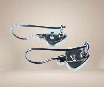 Strakke gladde hart oorbellen beige achtergrond 1