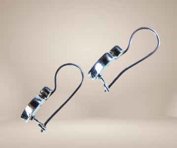 Strakke gladde hart oorbellen beige achtergrond 2