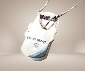 Strakke mkr zilveren malachiet hanger modernist ketting beige achtergrond 1