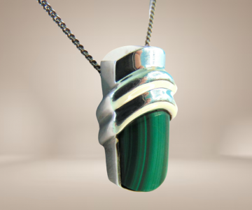 Strakke mkr zilveren malachiet hanger modernist ketting beige achtergrond 2