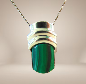 Strakke mkr zilveren malachiet hanger modernist ketting beige achtergrond 3