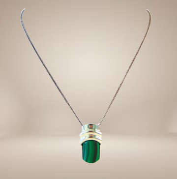 Strakke mkr zilveren malachiet hanger modernist ketting beige achtergrond 4