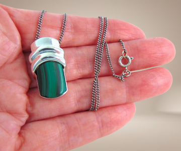 Strakke mkr zilveren malachiet hanger modernist ketting beige achtergrond