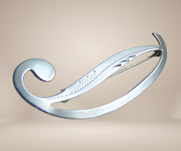 Strakke modernist  am zilver slee krul broche gravure beige achtergrond 1