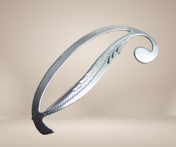 Strakke modernist  am zilver slee krul broche gravure beige achtergrond 2