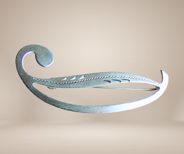 Strakke modernist  am zilver slee krul broche gravure beige achtergrond 4