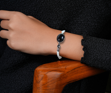 Teka theodor klotz modernistisch zilver schakelarmband onyx op arm hout stoel