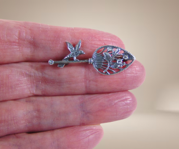 Timeless classics etruskisch replica takje met vogeltje zilver kristal beige achtergrond 3