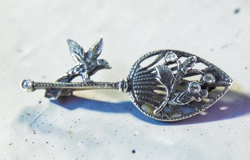 Timeless classics etruskisch replica takje met vogeltje zilver kristal pr steen