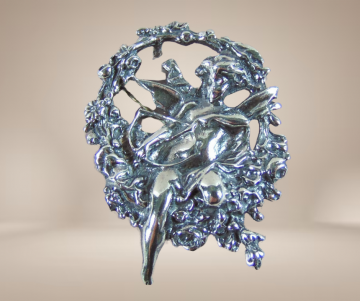 Timeless classics zilveren art nouveau cupido broche beige achtergrond 1