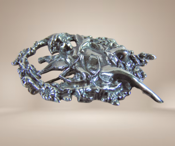 Timeless classics zilveren art nouveau cupido broche beige achtergrond 2