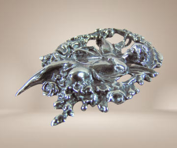 Timeless classics zilveren art nouveau cupido broche beige achtergrond 3