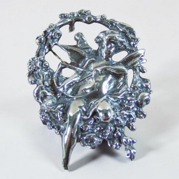 Timeless classics zilveren art nouveau cupido broche witte achtergrond 2