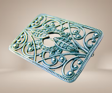 Timeless nieuwe zilveren rechthoekige opengewerkte broche art deco kristal beige achtergrond 2