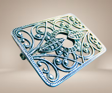 Timeless nieuwe zilveren rechthoekige opengewerkte broche art deco kristal beige achtergrond 3