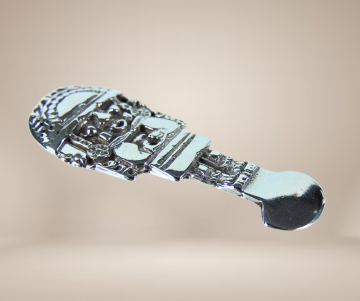 Tumi god peru zilveren hanger beige achtergrond 1