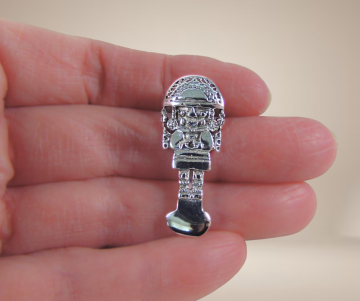 Tumi god peru zilveren hanger beige achtergrond 3