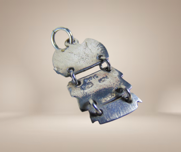 Uitlje met blauwe ogen hanger zilver beige achtergrond