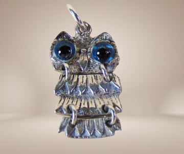 Uitlje met blauwe ogen hanger zilver beige achtergrond 1