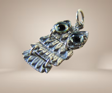 Uitlje met blauwe ogen hanger zilver beige achtergrond 2