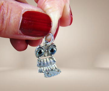 Uitlje met blauwe ogen hanger zilver beige achtergrond 3