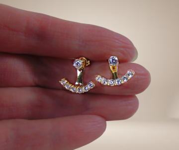 Verguld zilveren anker oorbellen zirkonia beige achtergrond