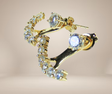 Verguld zilveren anker oorbellen zirkonia beige achtergrond 2