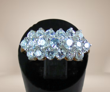 Vergulde ring witgoud top klassiek veel zirkonia beige achtergrond