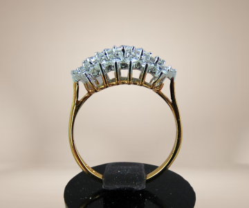 Vergulde ring witgoud top klassiek veel zirkonia beige achtergrond 2