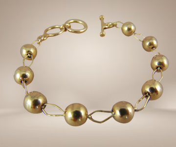 Vermeil verguld zilveren bolletjes schakel toggle armband beige achtergrond 3