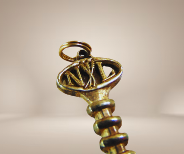 Vermeil zilveren sleutel hanger beige achtergrond