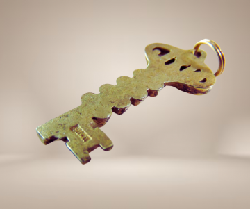 Vermeil zilveren sleutel hanger beige achtergrond 3