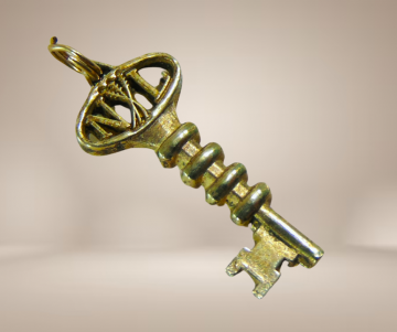 Vermeil zilveren sleutel hanger beige achtergrond 4