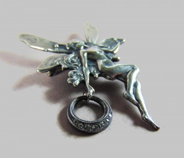 Verzilverde elfje met strass broche 3