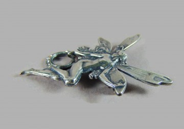 Verzilverde elfje met strass broche 4