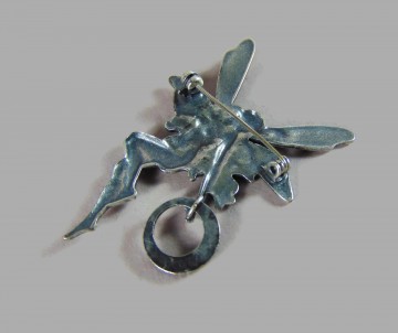 Verzilverde elfje met strass broche 5