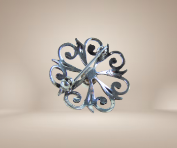Victoriaans antiek verguld zilver bloem parel broche beige achtergrond