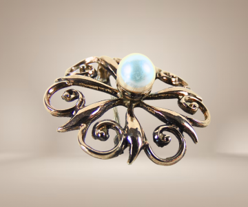 Victoriaans antiek verguld zilver bloem parel broche beige achtergrond 1