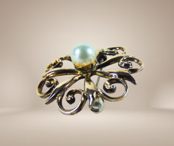 Victoriaans antiek verguld zilver bloem parel broche beige achtergrond 2