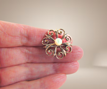 Victoriaans antiek verguld zilver bloem parel broche beige achtergrond 3