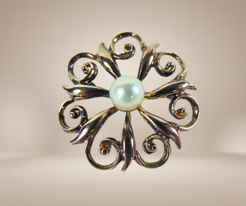 Victoriaans antiek verguld zilver bloem parel broche beige achtergrond 4