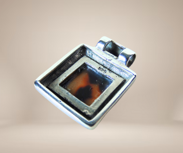 Vierkante zilveren hanger tijger kauri schelp beige achtergrond  3