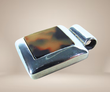 Vierkante zilveren hanger tijger kauri schelp beige achtergrond  4