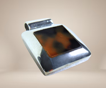 Vierkante zilveren hanger tijger kauri schelp beige achtergrond  5