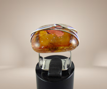 Vierkante zilveren modernist ring art resin expoxy kunst beige achtergrond