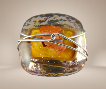 Vierkante zilveren modernist ring art resin expoxy kunst beige achtergrond 1