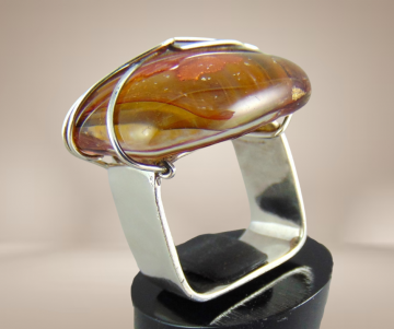 Vierkante zilveren modernist ring art resin expoxy kunst beige achtergrond 2