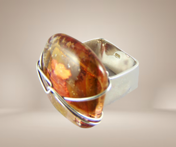 Vierkante zilveren modernist ring art resin expoxy kunst beige achtergrond 3