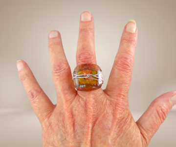 Vierkante zilveren modernist ring art resin expoxy kunst beige achtergrond 4