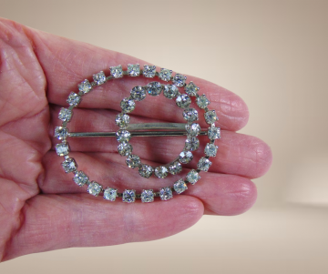 Vintage 2 strass gespen beige achtergrond 2